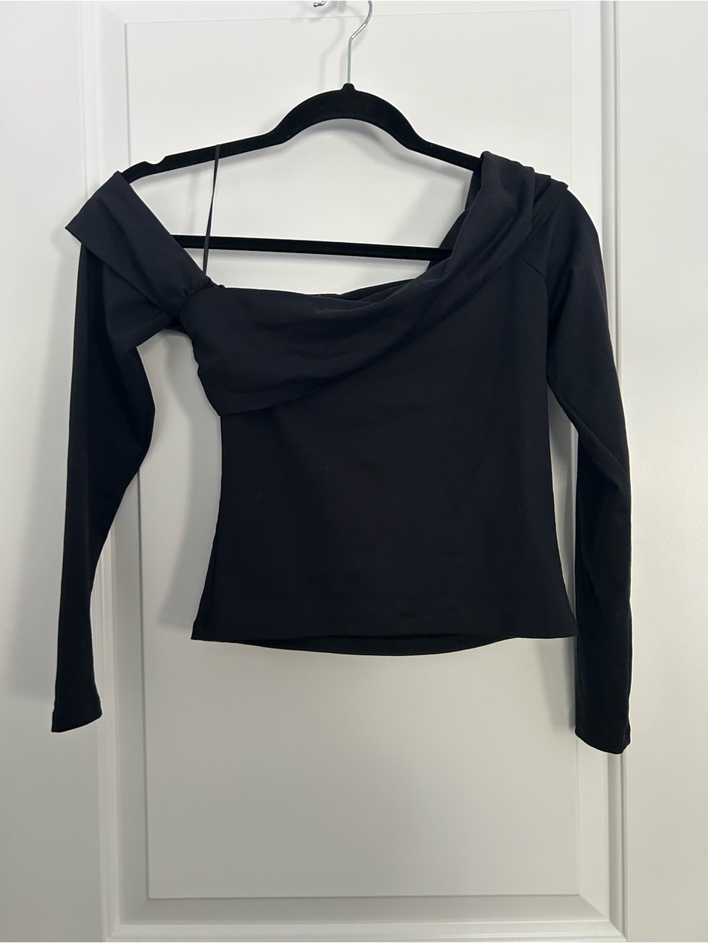 Abercrombie Asymmetrical Black Off the Shoulder Top NWT - Picture 2 of 5